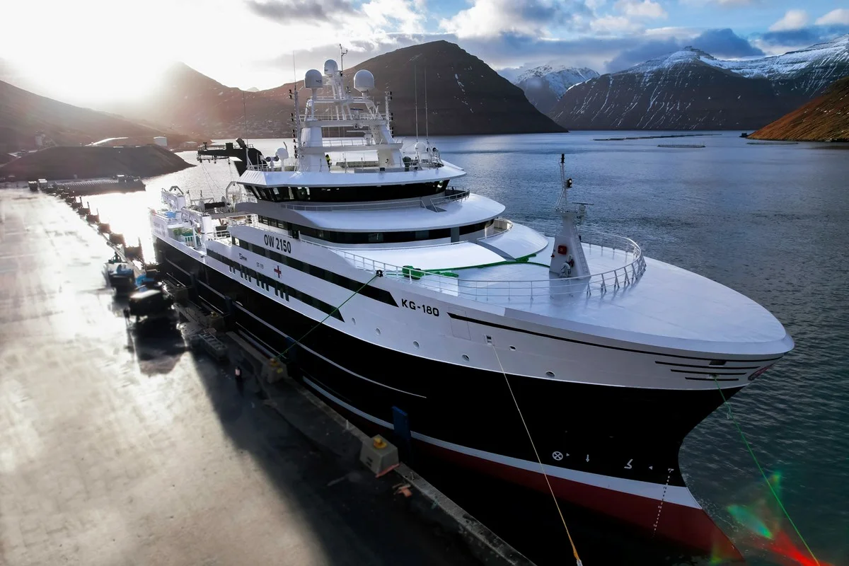 Maritime LEO satellite terminal installed on vessel
